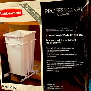 New Rubbermaid 21 quart waste bin